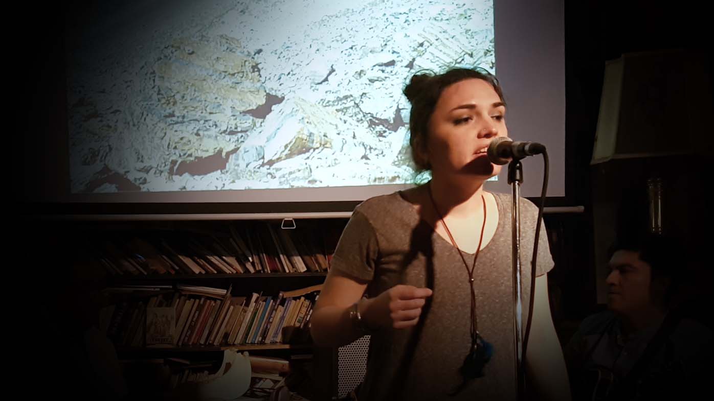 Concierto de presentación del poemario-fotográfico "Las Estrellas También" de Melhinda_H en el café María Pandora el 27/09/2017 en Madrid con la banda poético-musial THE MUSE IS MUSIC.