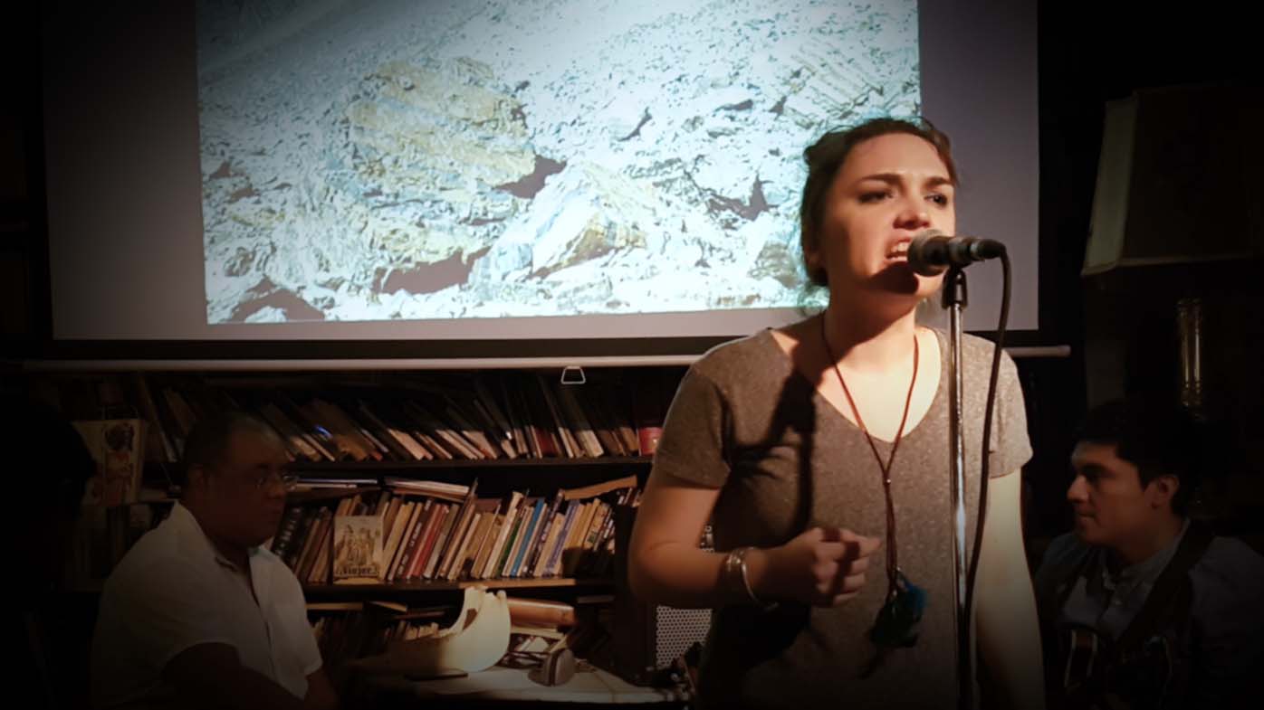 Concierto de presentación del poemario-fotográfico "Las Estrellas También" de Melhinda_H en el café María Pandora el 27/09/2017 en Madrid con la banda poético-musial THE MUSE IS MUSIC.