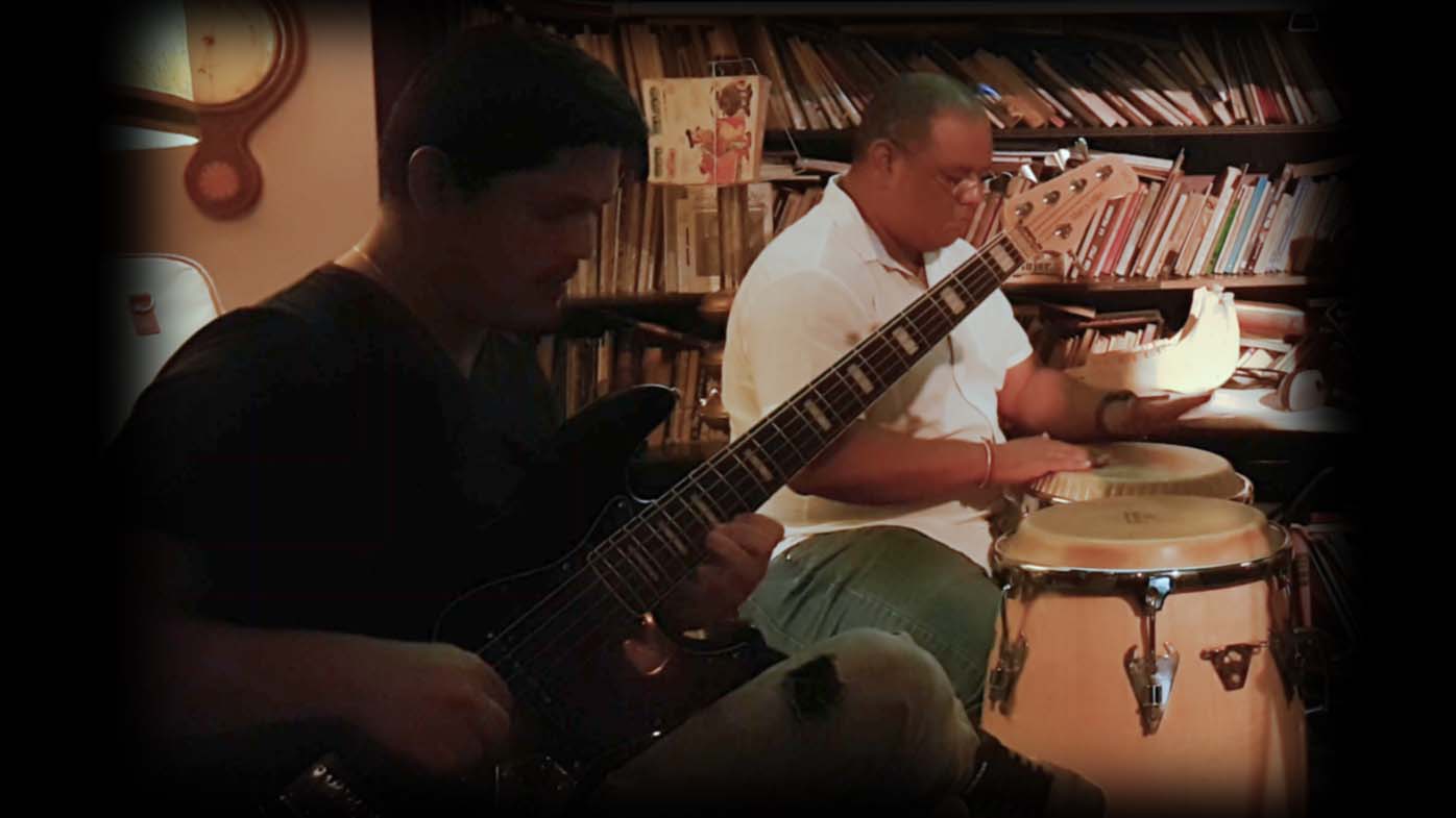 Concierto de presentación del poemario-fotográfico "Las Estrellas También" de Melhinda_H en el café María Pandora el 27/09/2017 en Madrid con la banda poético-musial THE MUSE IS MUSIC.