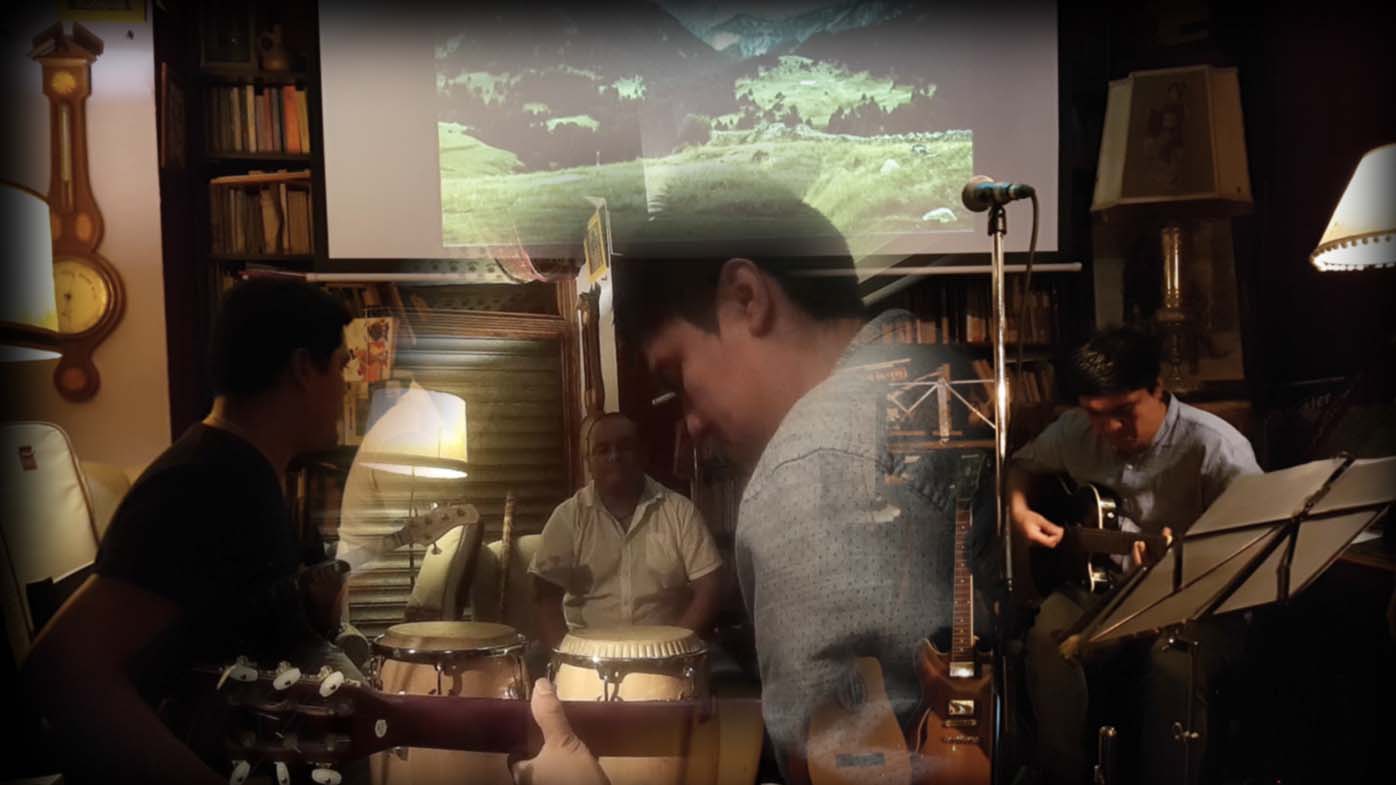 Concierto de presentación del poemario-fotográfico "Las Estrellas También" de Melhinda_H en el café María Pandora el 27/09/2017 en Madrid con la banda poético-musial THE MUSE IS MUSIC.