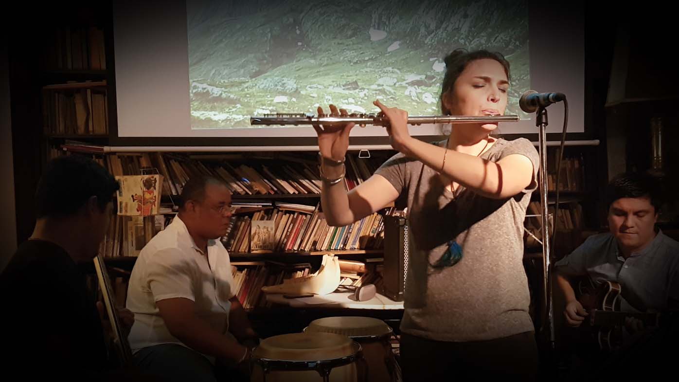 Concierto de presentación del poemario-fotográfico "Las Estrellas También" de Melhinda_H en el café María Pandora el 27/09/2017 en Madrid con la banda poético-musial THE MUSE IS MUSIC.